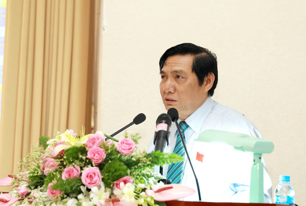 anh Hung be mac.jpg