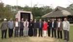 Các đại biểu chụp hình lưu niệm tại Lán Nà Lừa, xã Tân Trào