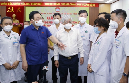 CHỦ TỊCH QUỐC HỘI VƯƠNG ĐÌNH HUỆ: “SỚM CHIẾN THẮNG ĐẠI DỊCH COVID-19 ĐỂ TRỞ VỀ VỚI GIA ĐÌNH”