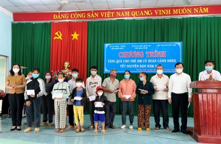 Đoàn Đại biểu Quốc hội tỉnh thăm, tặng quà cho trẻ em có hoàn cảnh khó khăn ở đơn vị bầu cử số 2