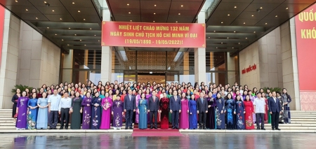 chu tịch qh vuong dinh hue chup anh cung nhom dai bieu nu
