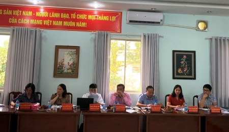 Bà Điểu Huỳnh Sang - UVBCH Đảng bộ tỉnh, Phó Trưởng đoàn chuyên trách, phụ trách Đoàn ĐBQH tỉnh Bình Phước vị trí thứ 2 từ bên bên phải tham gia tổ công tác.