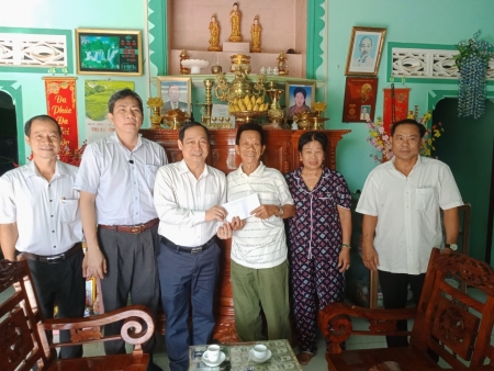 Thường trực HĐND tỉnh thăm, tặng quà nhân dịp kỷ niệm 75 năm  Ngày Thương binh - Liệt sĩ tại thị xã Bình Long