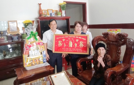 Thăm, tặng quà nhân kỷ niệm ngày Quốc tế người cao tuổi 1-10
