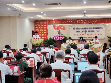 Ông Võ Sá, Giám đốc Sở kế hoạch và Đầu tư trình bày dự thảo Nghị quyết về quy hoạch tỉnh Bình Phước thời kỳ 2021-2030, tầm nhìn đến năm 2050