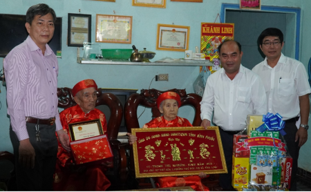 Ông Nguyễn Tấn Hải - UVBTVTU, Phó Chủ tịch Thường trực HĐND tỉnh đi thăm, chúc thọ người cao tuổi tại Bình Long