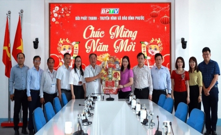 Đoàn ĐBQH chúc tết 3