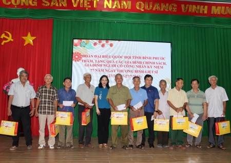 chị sang tặng quà 1