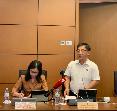 Đoàn ĐBQH tỉnh tham gia thảo luận tại tổ về dự án Luật SĐ, bổ sung một số điều của Luật QH, Luật ĐT, Luật đầu tư theo phương thức ĐTCT và Luật Đấu thầu; DTNQ về thí điểm XLVC, tài sản trong QTĐT, truy tố, xét xử một số vụ việc, vụ án hình sự