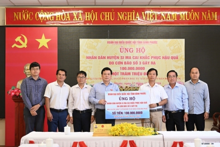 Đoàn đại biểu Quốc hội tỉnh trao kinh phí ủng hộ  nhân dân huyện Si Ma Cai, tỉnh Lào Cai bị thiệt hại do bão, lũ