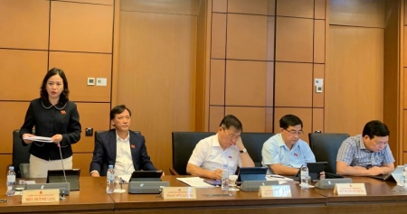 Đoàn đại biểu Quốc hội tỉnh tham gia thảo luận tại tổ về dự án Luật Thuế thu nhập doanh nghiệp (sửa đổi) và dự án Luật Thuế tiêu thụ đặc biệt (sửa đổi)