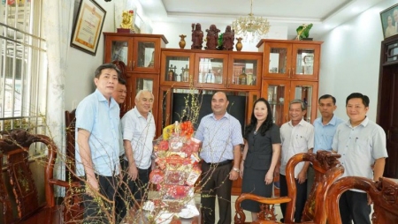 Thường trực HĐND tỉnh thăm, tặng quà nhân dịp Tết Nguyên đán Ất Tỵ năm 2025