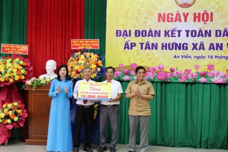 Người dân hân hoan, phấn khởi tham gia Ngày hội Đại đoàn kết toàn dân tộc ấp Tân Hưng, xã An Viễn