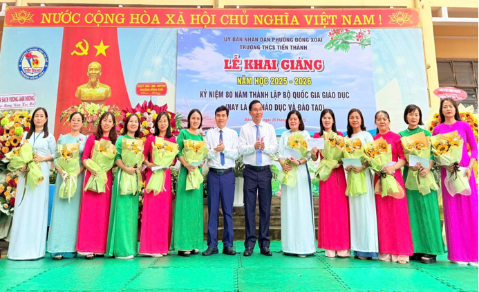 Tuyên dương giáo viên Trường HTCS Tiến Thành tại Lễ Khai giảng năm học 2025 2026