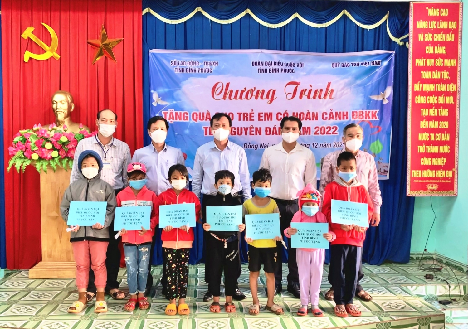 qh tang qua tre em don vi bau cu so 2