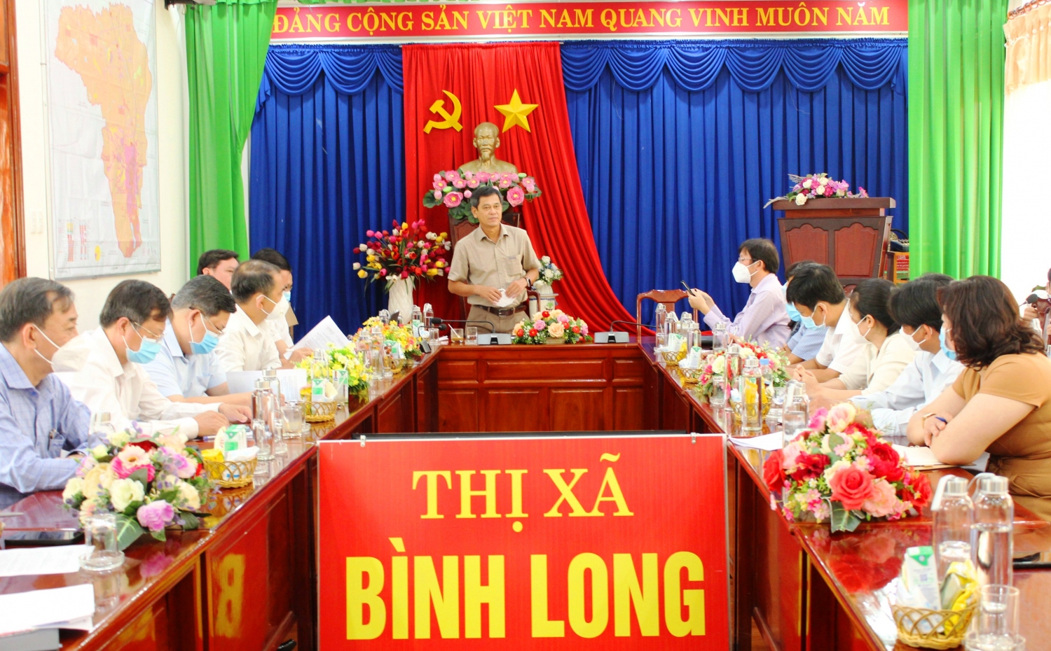lam viec tai UBND thi xa