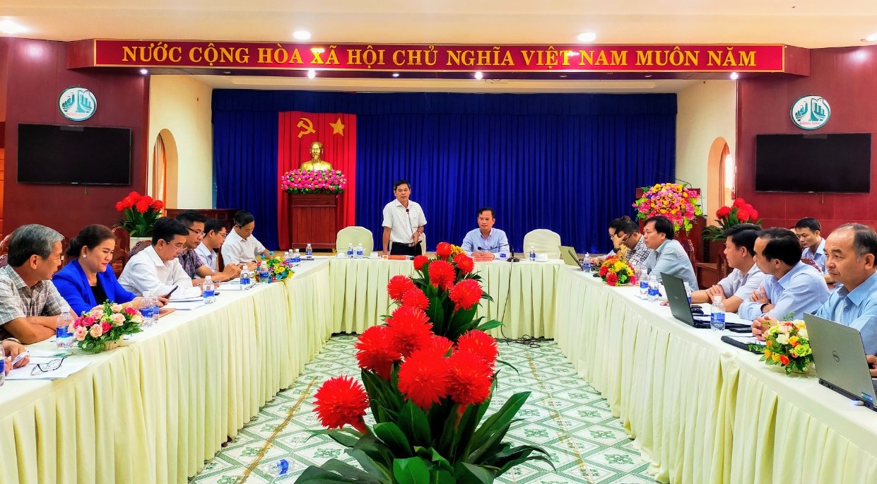 ông Huỳnh Hữu Thiết Phó Chủ tịch HĐND tỉnh phát biểu tại buổi làm việc