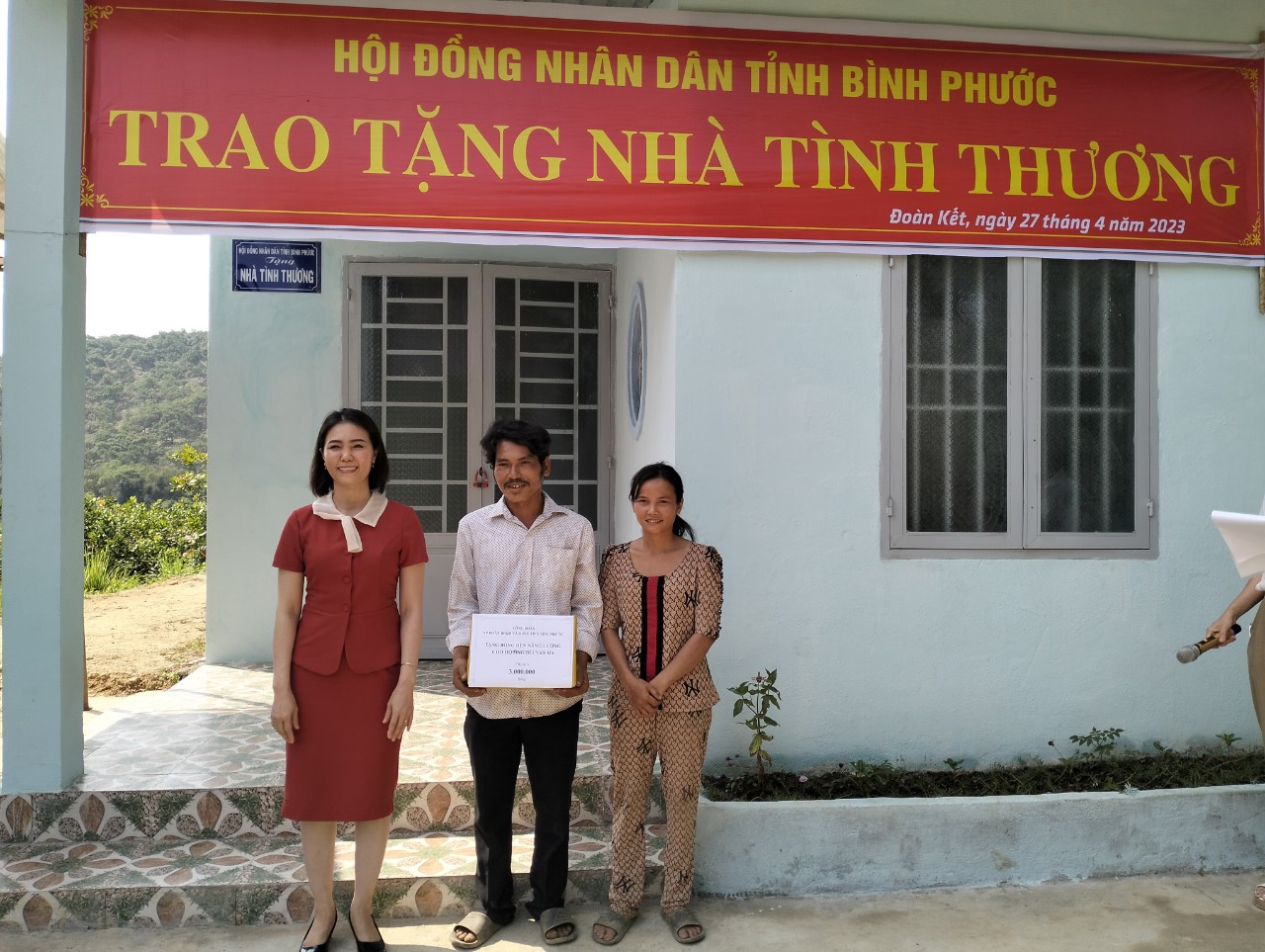chị trien trao quà
