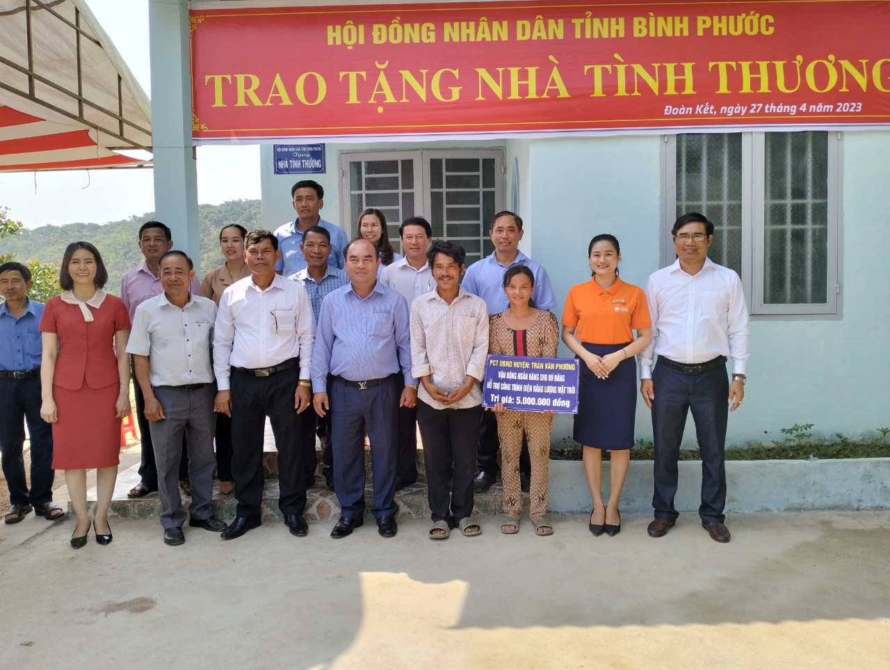 đại biểu chụp ảnh trao nha