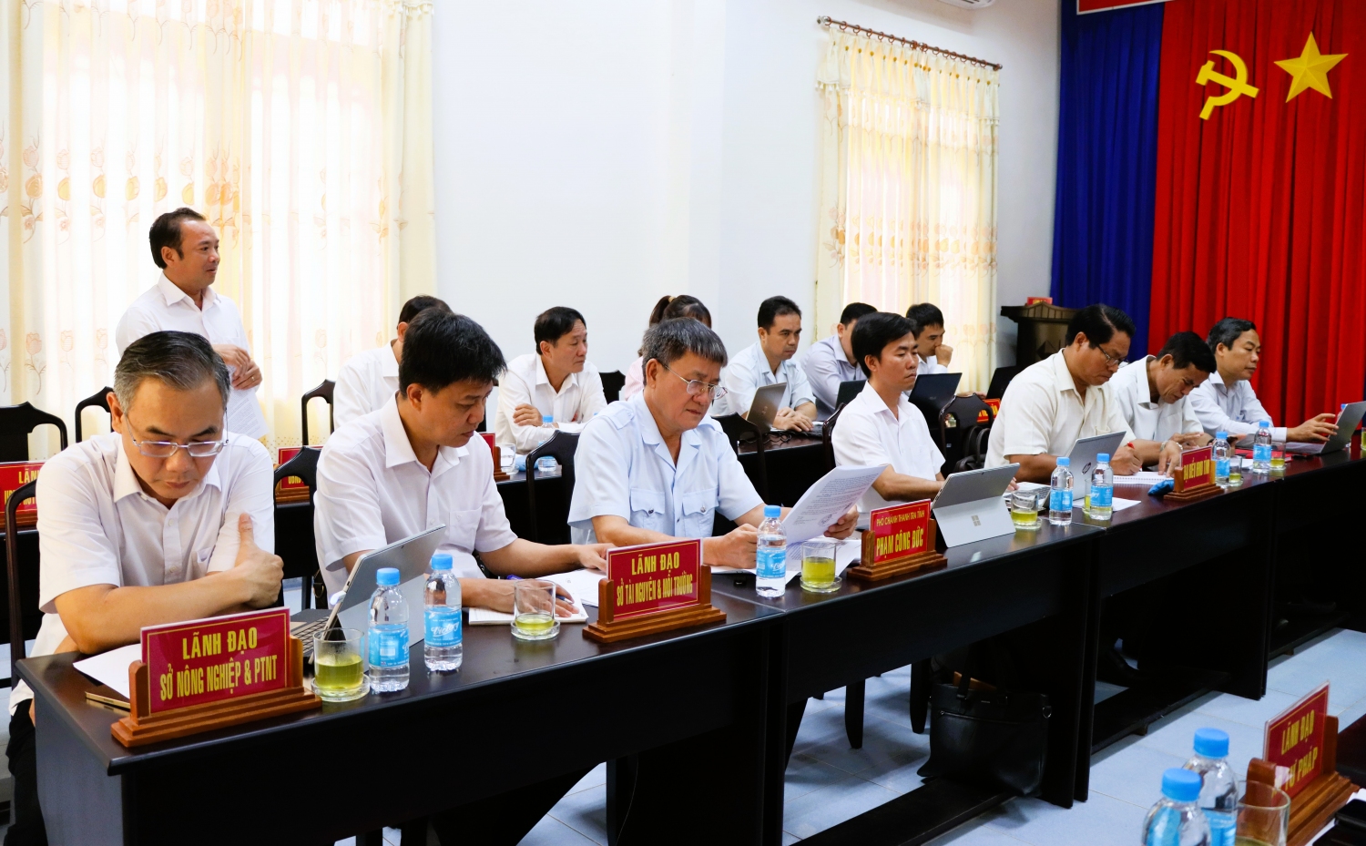lãnh đạo bù đốp
