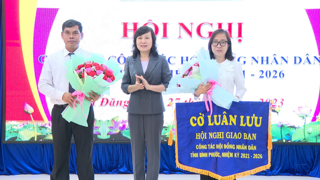 trao cờ thi đua