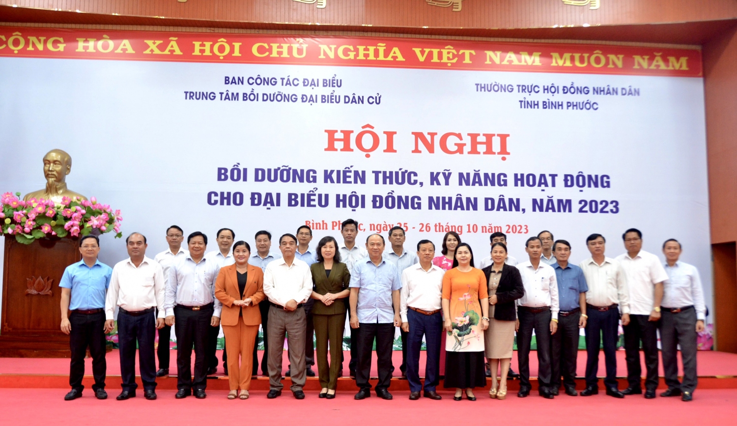 lãnh đạo chụp ảnh