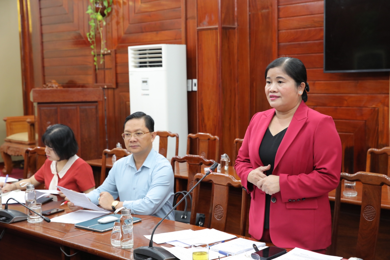 Trần Tuệ Hiền Họp tổ