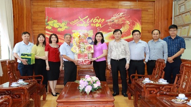 Đoàn ĐBQH chúc tết 1