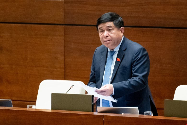 Bộ trưởng Bộ Kế hoạch và Đầu tư Nguyễn Chí Dũng giải trình, làm rõ ý kiến đại biểu Quốc hội nêu