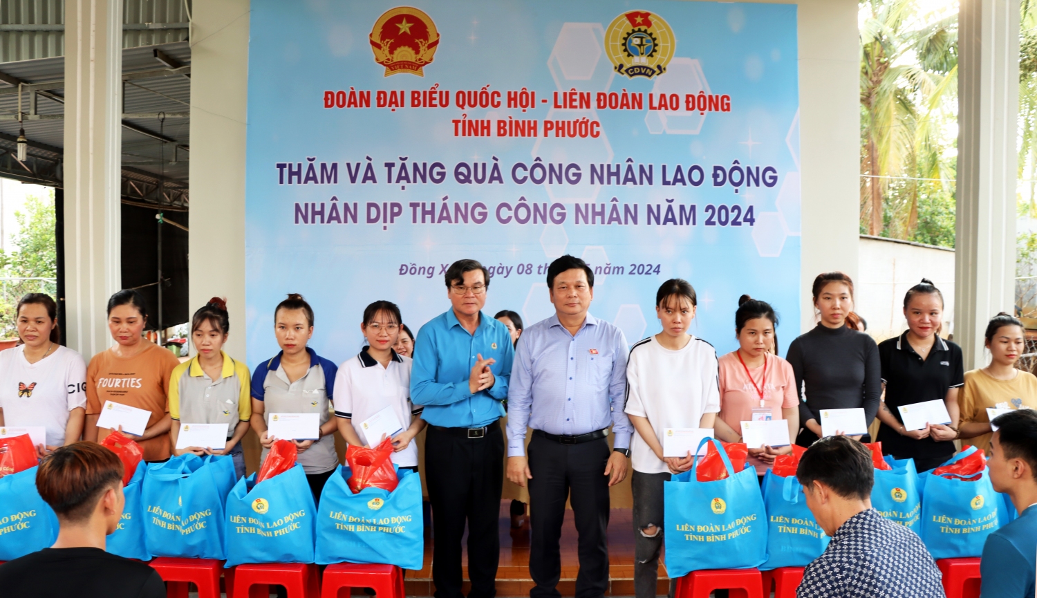 chiều 8 5 tạng quà