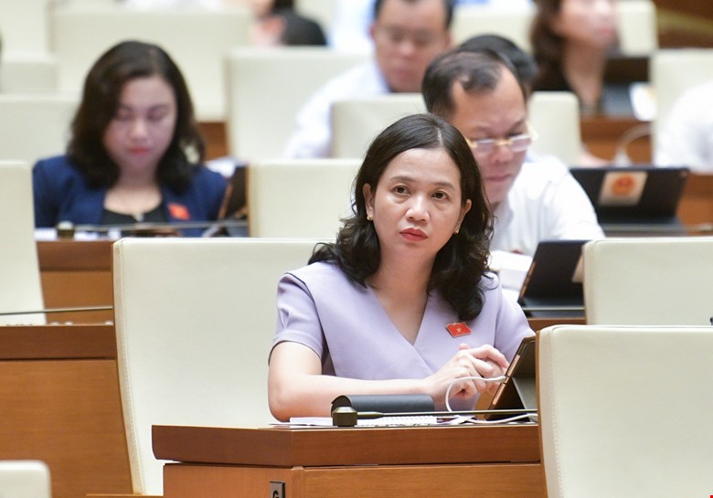 Đại biểu Điểu Huỳnh Sang, Phó Trưởng Đoàn chuyên trách, phụ trách Đoàn ĐBQH tỉnh Bình Phước tham gia phiên họp