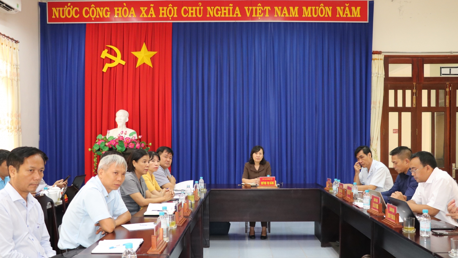 Huỳnh Thị Hằng tiếp Dân
