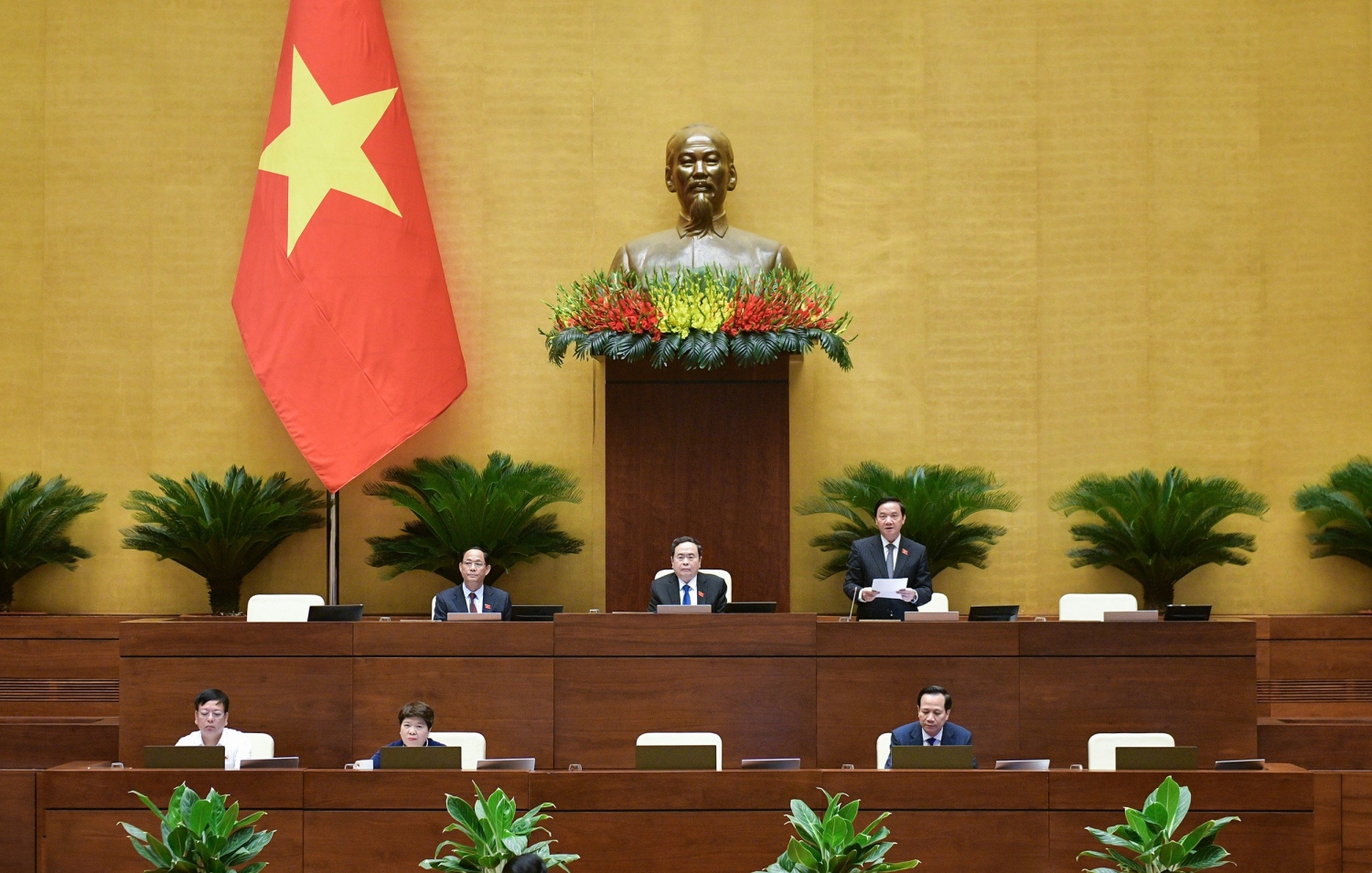Phó Chủ tịch Quốc hội Nguyễn Khắc Định điều hành phiên thảo luận