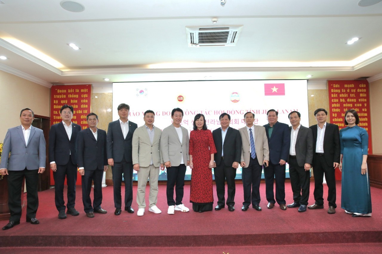 các đại biểu chụp ảnh lưu niệm