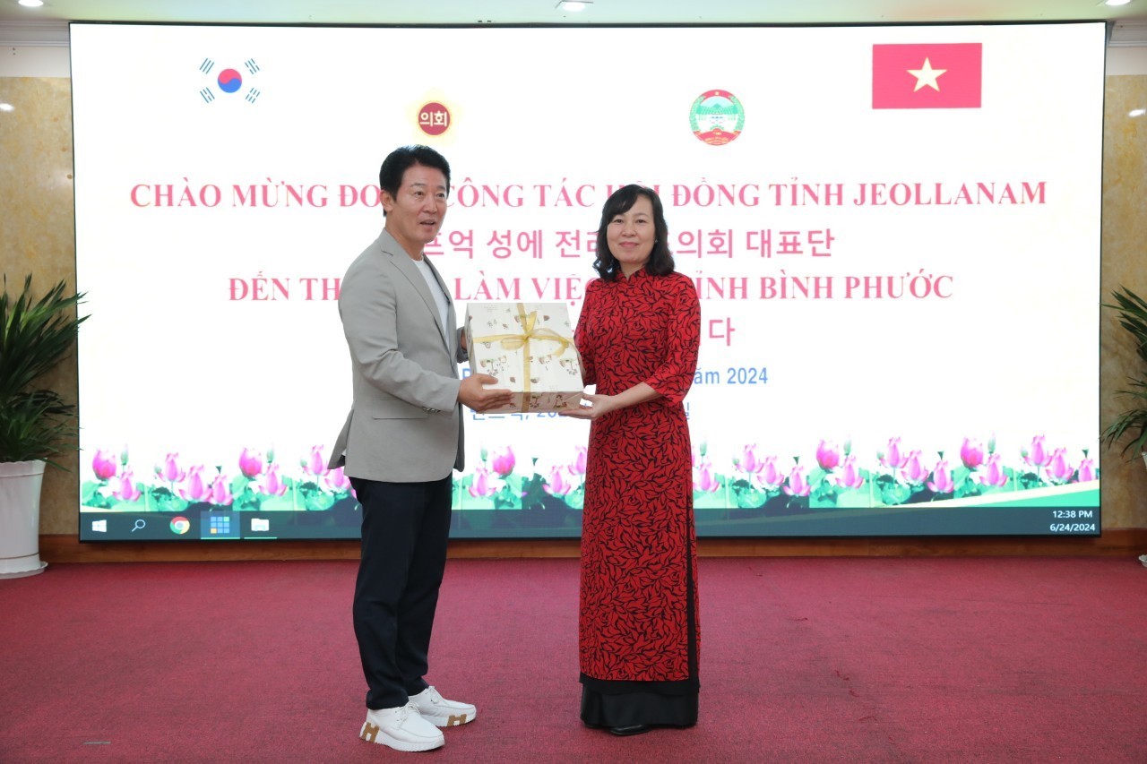 Chị hằng tặng quà
