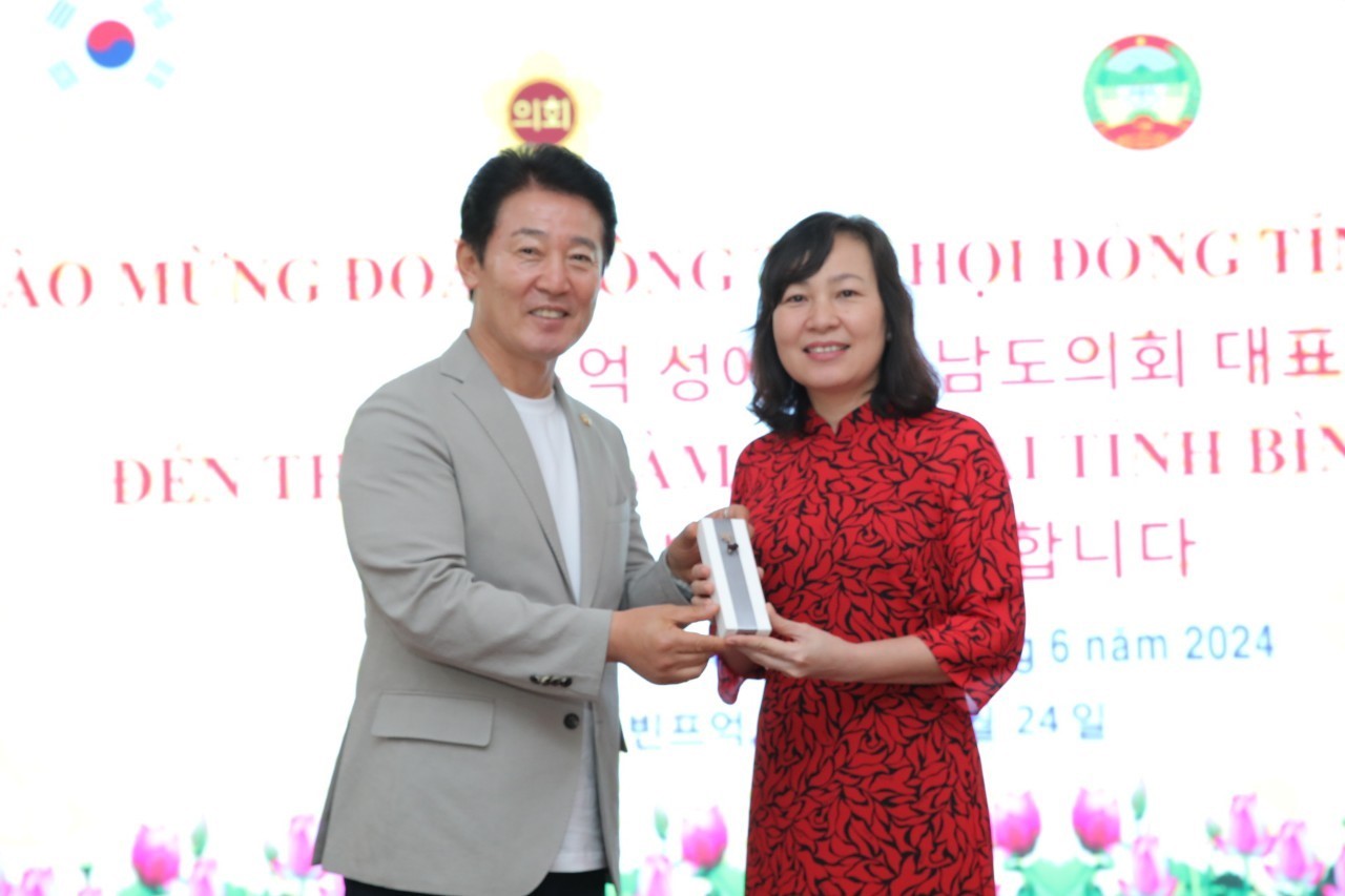 ông jeon tặng quà