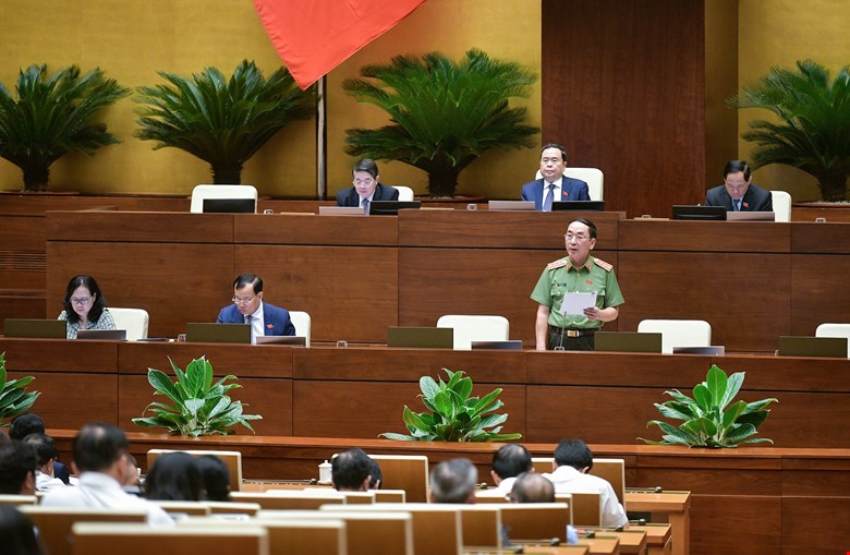 Thượng tướng, Thứ trưởng Bộ Công an Trần Quốc Tỏ giải trình, làm rõ một số vấn đề đại biểu Quốc hội nêu
