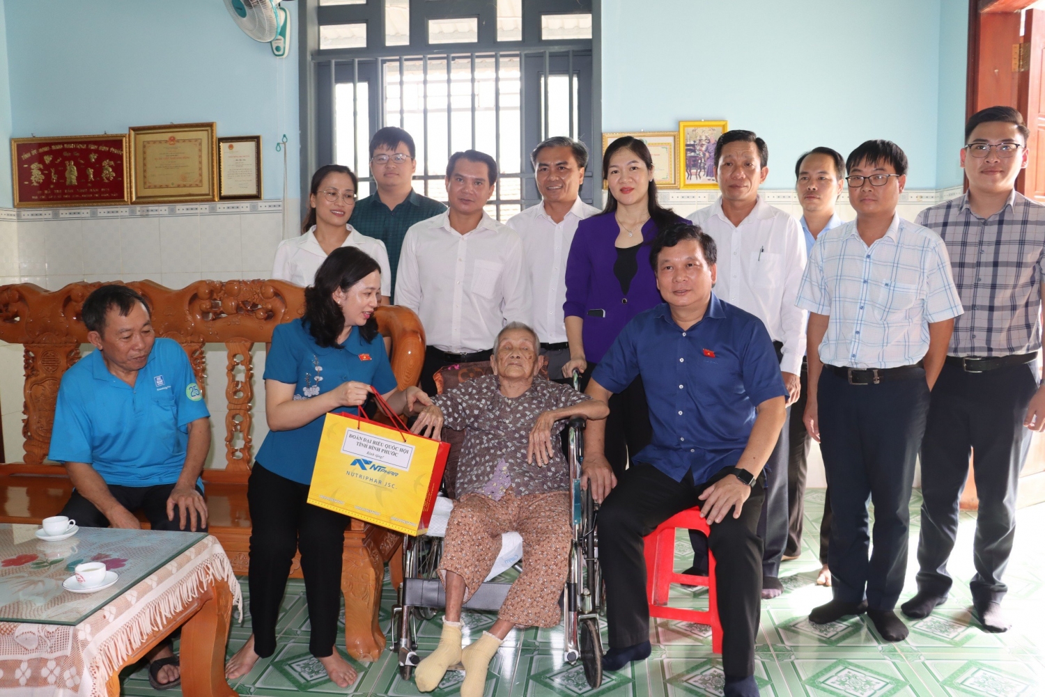 chị sang tặng quà 3