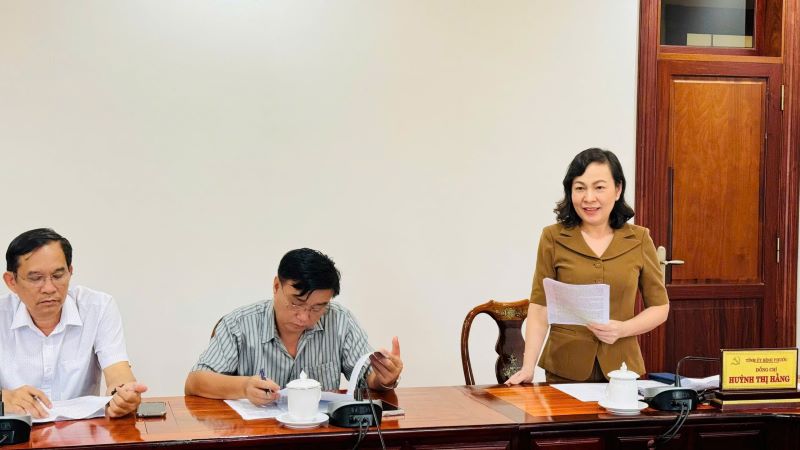 chị hằng họp to 18
