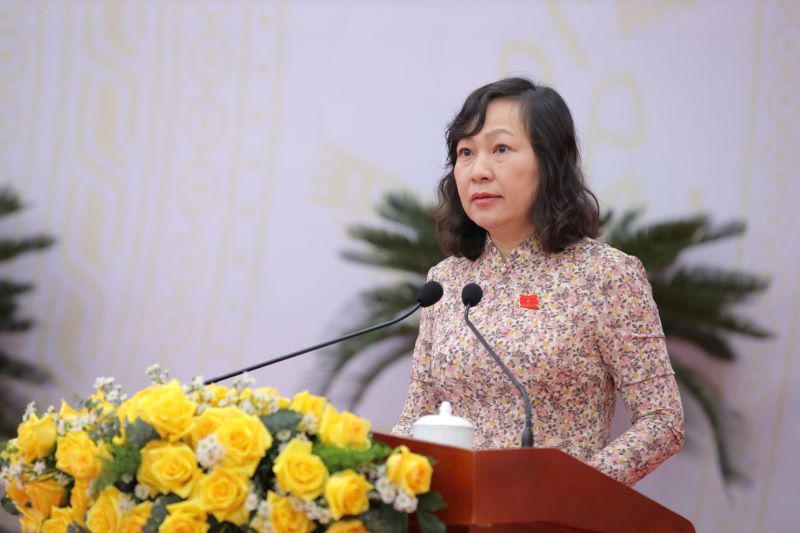 chị hằng hop 18