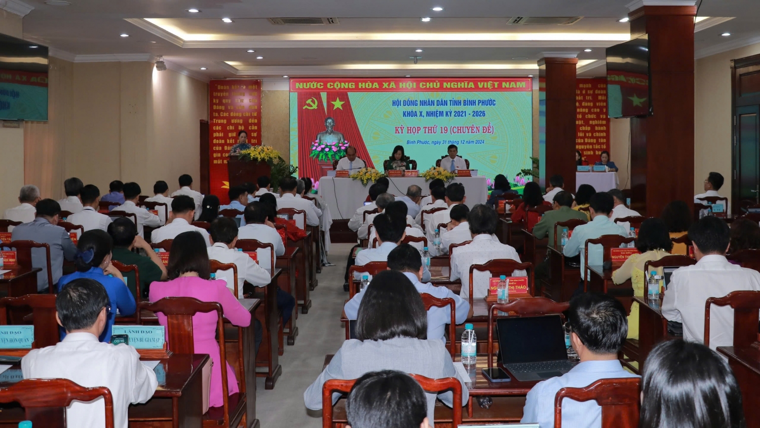 toan canh họp 19