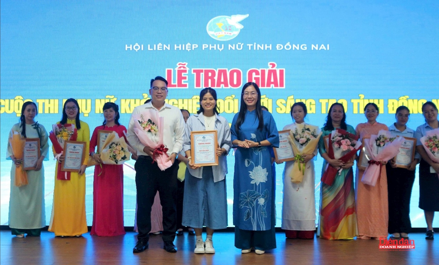 Phụ nữ Đồng Nai tại Lễ Trao giải Cuộc thi Phụ nữ khởi nghiệp đổi mới sáng tạo ngày 22 10 2025