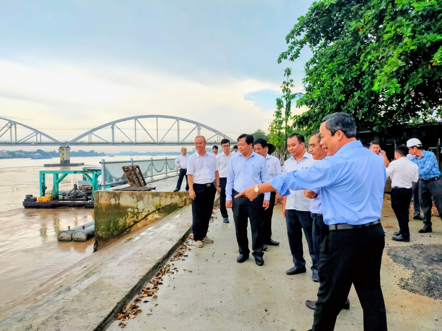 Ông Trần Văn Mi Ủy viên Ban Chấp hành Đảng bộ tỉnh cùng đoàn của Thường trực HĐND tỉnh khảo sát Dự án Kè chống sạt lở bờ sông Đồng Nai đoạn từ Cầu Rạch Cát đến cầu Ghềnh phía Cù Lao Phố, Biên Hòa, ngày 13 10 2025