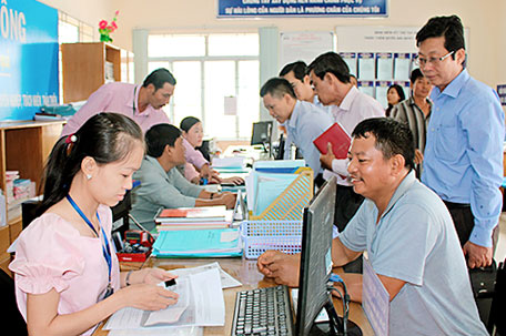 môt cua xa Phu Dong -NHon Trach giai quyet thu tuc hanh chinh cho dan.jpg