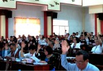 Đại biểu HĐND biểu quyết thông qua các Nghị quyết kỳ họp