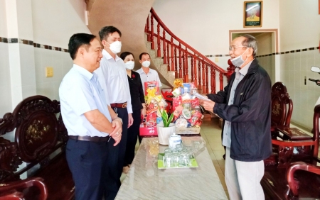 Thường trực HĐND tỉnh thăm, chúc tết các đồng chí nguyên lãnh đạo tỉnh, đảng viên cao tuổi Đảng và các gia đình chính sách tại thị xã Bình Long.