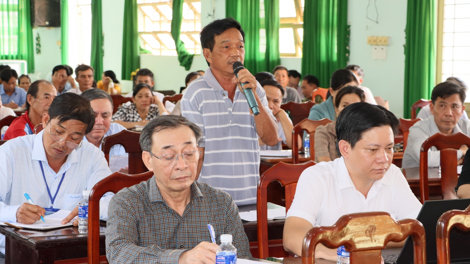 cử tri bù đốp 1