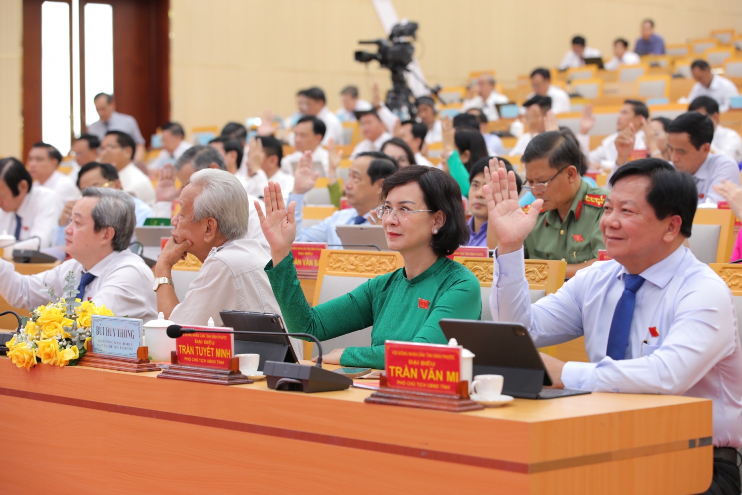đại biểu HĐND tỉnh biểu quyết thông qua dự thảo nghị quyết