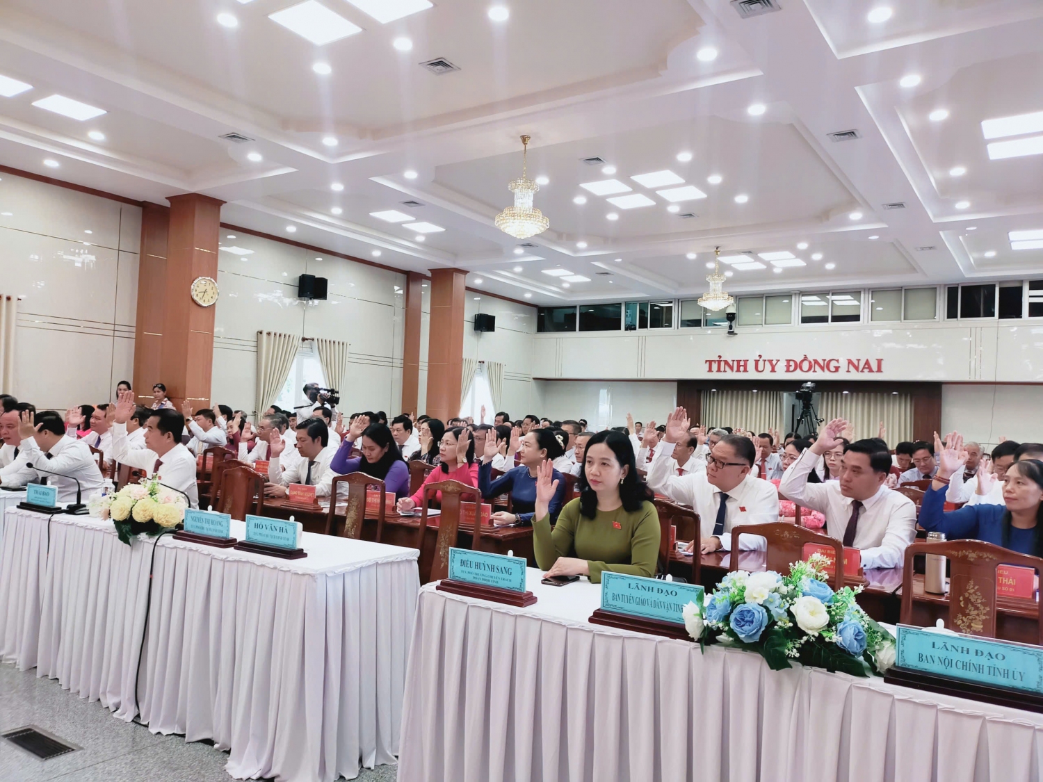 Đại biểu HĐND tỉnh biểu quyết thông qua các Nghị quyết tại kỳ họp thứ 4 (chuyên đề)