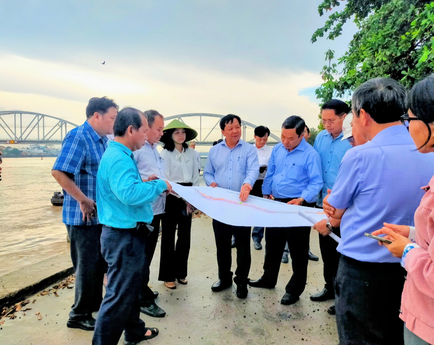 Thường trực HĐND tỉnh và đại biểu HĐND tỉnh khảo sát Dự án kè chống sạt lở bờ sông Đồng Nai đoạn từ cầu Rạch Cát đến cầu Ghềnh phía Cù lao phố